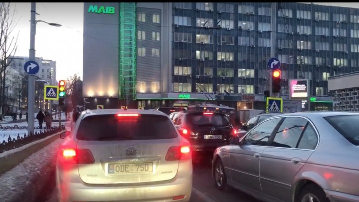 Traffic light malfunctions in Capital. Lights randomly flickering (Video)