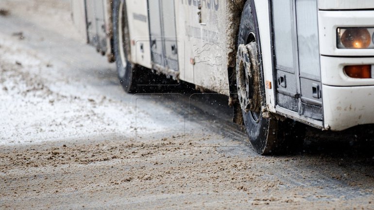 Snow caused 5 car accidents last night in Moldova, resulting in 8 injured