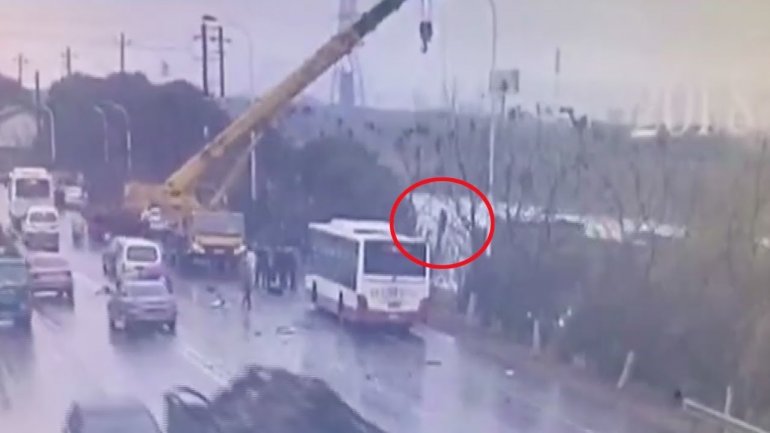 Heroic crane driver lifted all passengers in sinking bus