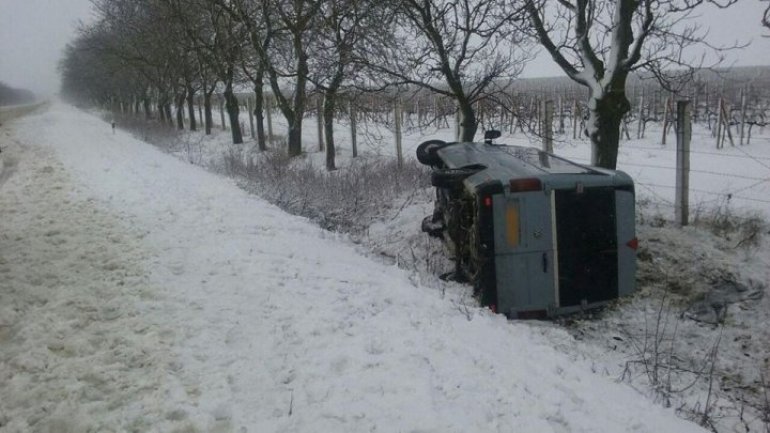 Heavy snow in Moldova: power outage in nearly 300 settlements, 27 roads snowed in and 65 registered accidents