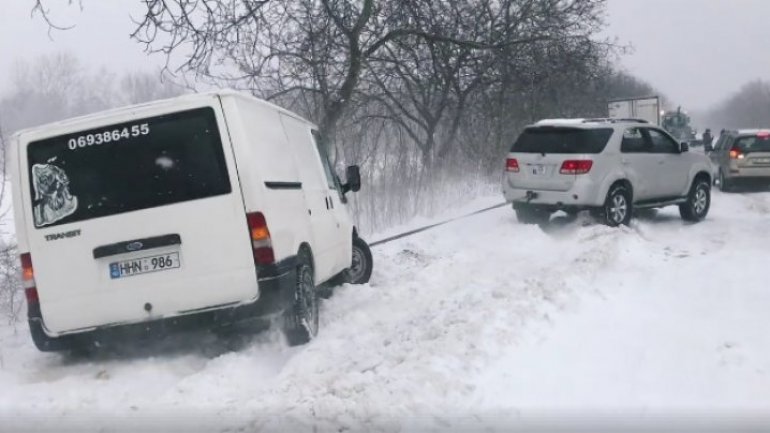 Heavy snow on street: Moldovans didn't remain indifferent, helping other blocked cars