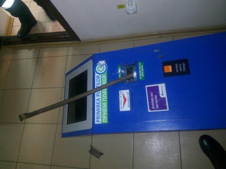 Man from Ungheni, 34, used a crowbar to break and steal money from a  self service payment terminal