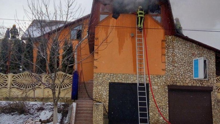 Roof of building from Ratus, Criuleni caught fire