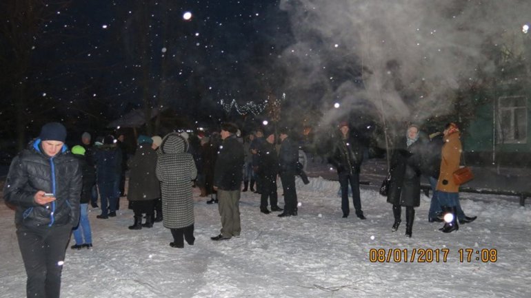 Old traditions kept in Măgdăceşti. People gathered around a campfire in village's heart to celebrate Christmas