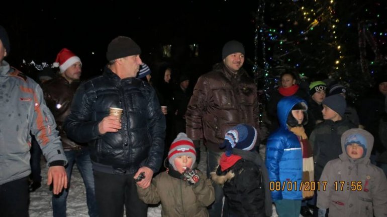 Old traditions kept in Măgdăceşti. People gathered around a campfire in village's heart to celebrate Christmas