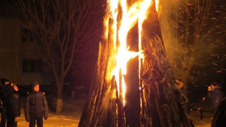 Old traditions kept in Măgdăceşti. People gathered around a campfire in village's heart to celebrate Christmas