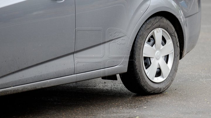 Thrilling: Woman holding baby while driving at 80 km/h in Râşcani sector of Chisinau 