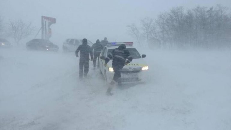 Heavy snow in Moldova: power outage in nearly 300 settlements, 27 roads snowed in and 65 registered accidents