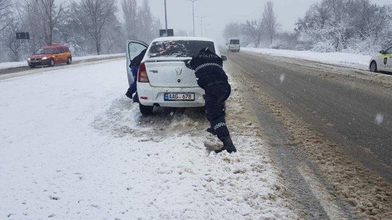 Heavy snow in Moldova: power outage in nearly 300 settlements, 27 roads snowed in and 65 registered accidents