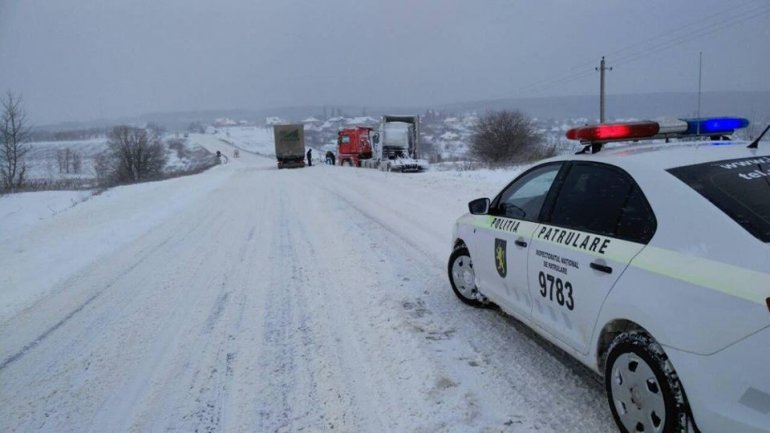 Heavy snow in Moldova: power outage in nearly 300 settlements, 27 roads snowed in and 65 registered accidents