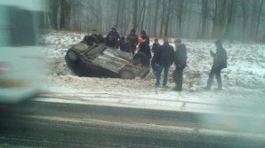 Real heroes! Many Moldovans helped victims of road accident after it overturned and fell in ditch