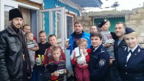 Police officers paid a visit to vulnerable families from Rezina bearing gifts