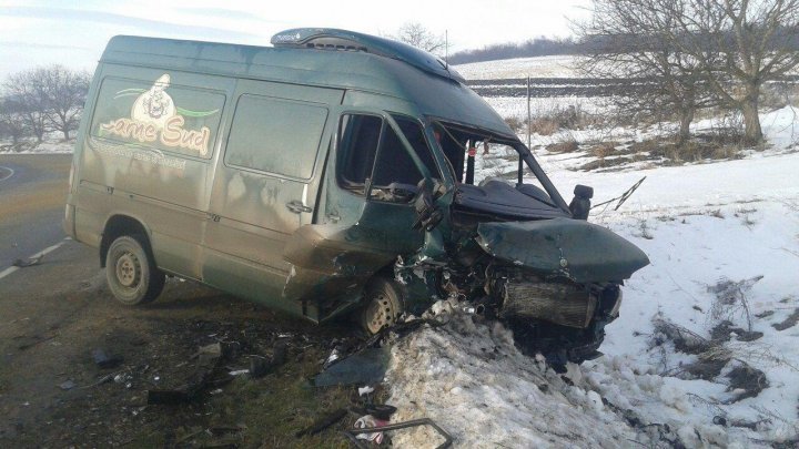 Driver injured after violent car crash on R-20 road due to unfavorable weather