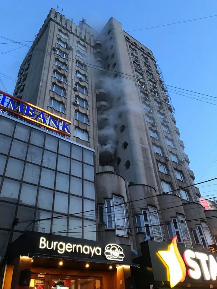 Fire in the Capital! Building on Moscovei Street started emitting thick smoke (Photo/Video)