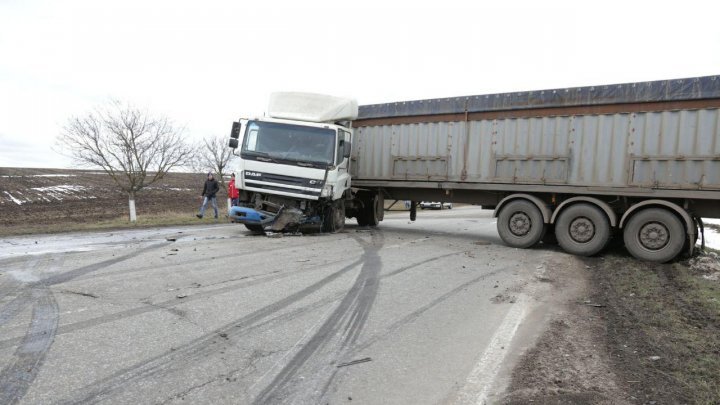 One killed after grave collision between car and truck on left bank of Nistru 