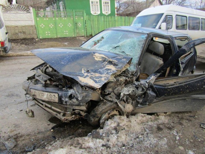 Car crash in Străşeni: 1 dead and 1 injured. WARNING GRAPHIC IMAGES