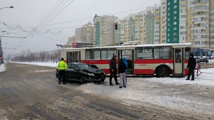 Car accident in Ciocana. Trolleybus and car collided