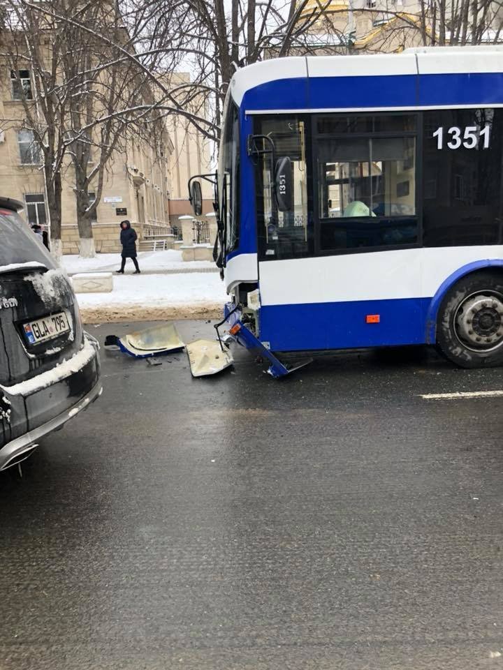 Taxi and trolleybus collided in Capital. Police and ambulance arrived on site (Photo)