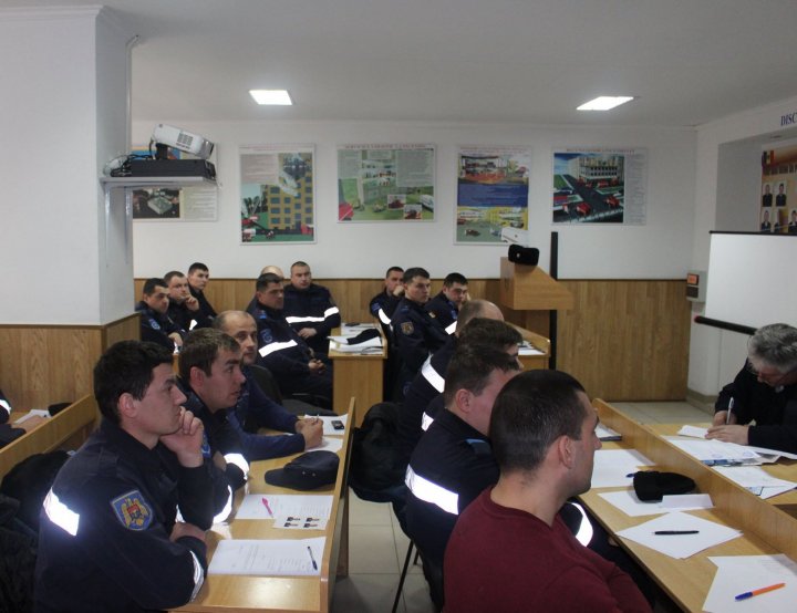 Rescuers from Bălți learned how to sail boats for rescue missions