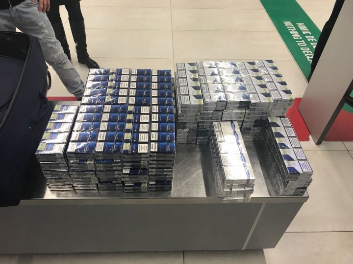 Three citizens investigated for attempting to smuggle a gun and 25 000 cigarettes