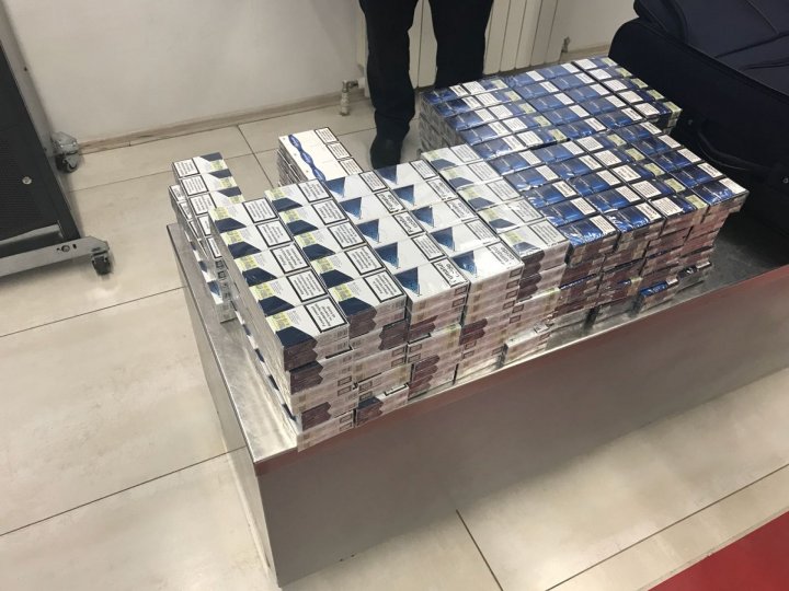 Three citizens investigated for attempting to smuggle a gun and 25 000 cigarettes