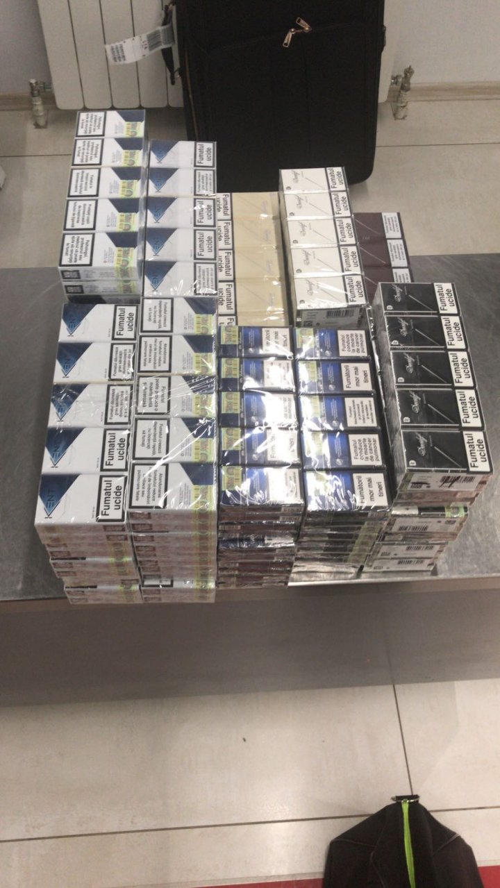 Three citizens investigated for attempting to smuggle a gun and 25 000 cigarettes