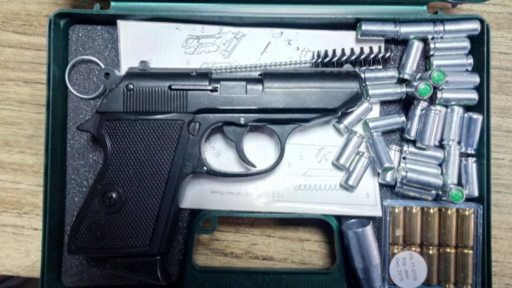 Three citizens investigated for attempting to smuggle a gun and 25 000 cigarettes