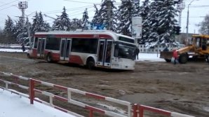 Street from Balti became trap for drivers. One of main streets is completely destroyed (VIDEO)