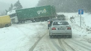 Traffic chaos: Truck skidded and blocked traffic in Hâncești