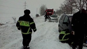 Winter Storm in Moldova. Rescuers assisted cars stuck in snow, while 4 settlements remain without power