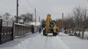 Lozova village faces spring snow without difficulties, because of the backhoe they own