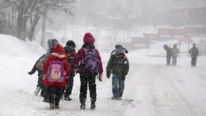 Heavy snowfall caused schools to close down. Close to 400 pupils from three districts stayed home