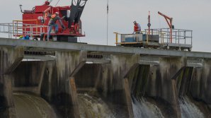 U.S flood control spillway opened to avoid New Orleans flood (video)