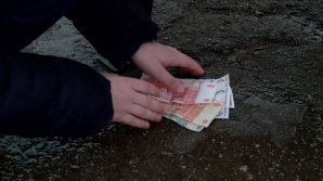 Money found in front of block of flats from Botanica sector. Police is searching for owner