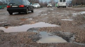 Be warned. There is no asphalt in the city! Citizens from Bălţi displeased by local roads