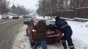 Winter doesn't mind it's spring in calendar! 140 patrol inspectors help drivers who face difficulties in traffic