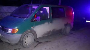 Minibus detained at border. Man transported goods worth 100 000 lei