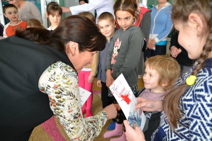 Children hospitalized at the Mother and Child Center each received a mărțișor crafted by deputies