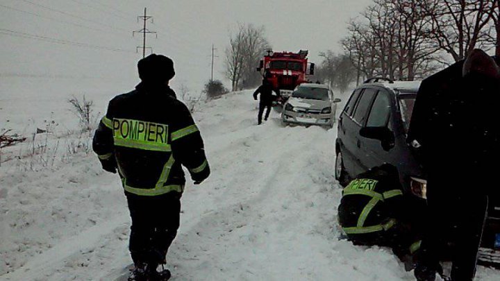 Winter Storm in Moldova. Rescuers assisted cars stuck in snow, while 4 settlements remain without power