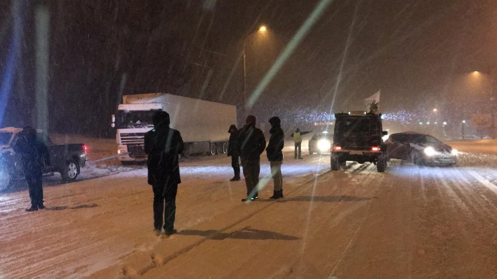 Chisinau heroes! Young locals with their cars left home to help blocked trucks 