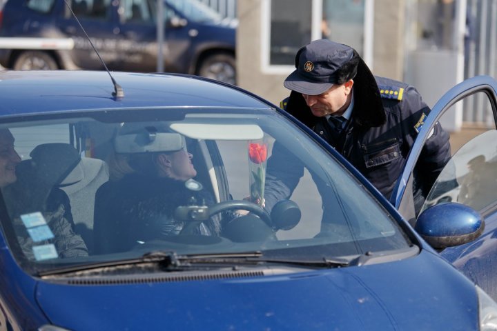 Customs Service officers congratulate females who have passed border on March 8 (Photo)