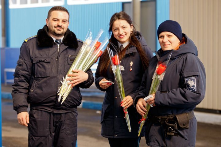 Customs Service officers congratulate females who have passed border on March 8 (Photo)