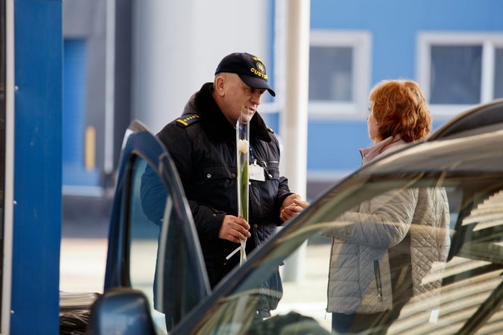 Customs Service officers congratulate females who have passed border on March 8 (Photo)