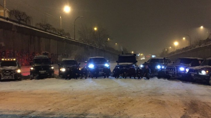 Chisinau heroes! Young locals with their cars left home to help blocked trucks 