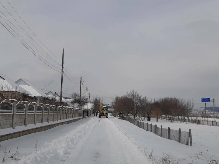 Lozova village faces spring snow without difficulties, because of the backhoe they own
