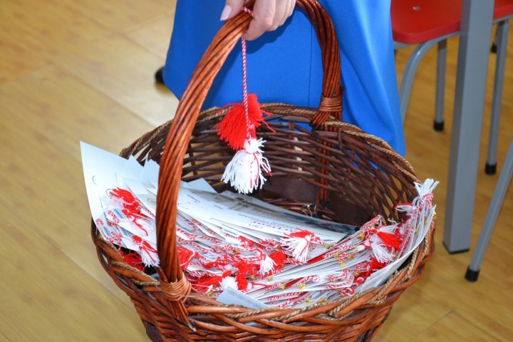 Children hospitalized at the Mother and Child Center each received a mărțișor crafted by deputies