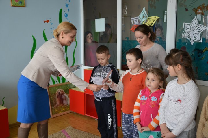 Children hospitalized at the Mother and Child Center each received a mărțișor crafted by deputies