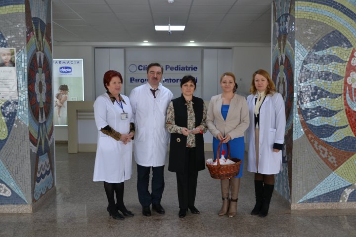 Children hospitalized at the Mother and Child Center each received a mărțișor crafted by deputies