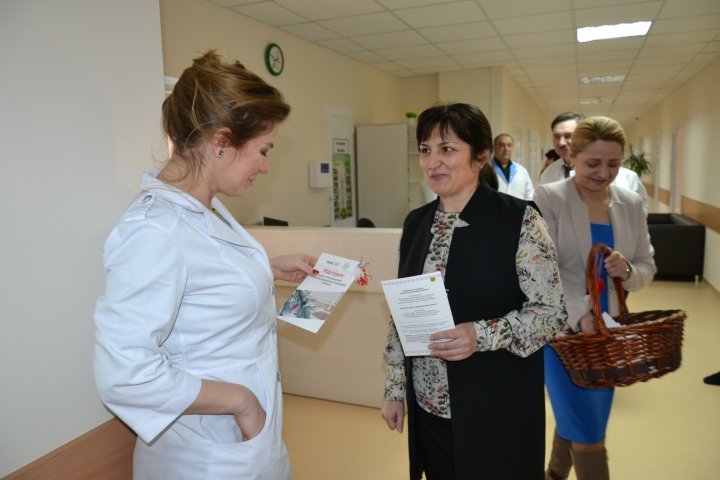 Children hospitalized at the Mother and Child Center each received a mărțișor crafted by deputies