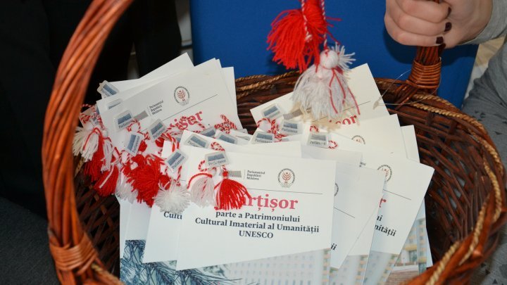 Children hospitalized at the Mother and Child Center each received a mărțișor crafted by deputies